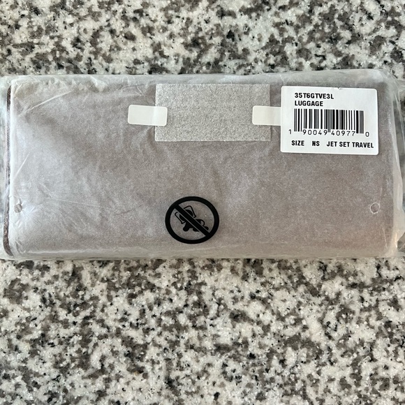 Michael Kors Tan Jet Set Travel Wallet - Picture 3 of 3